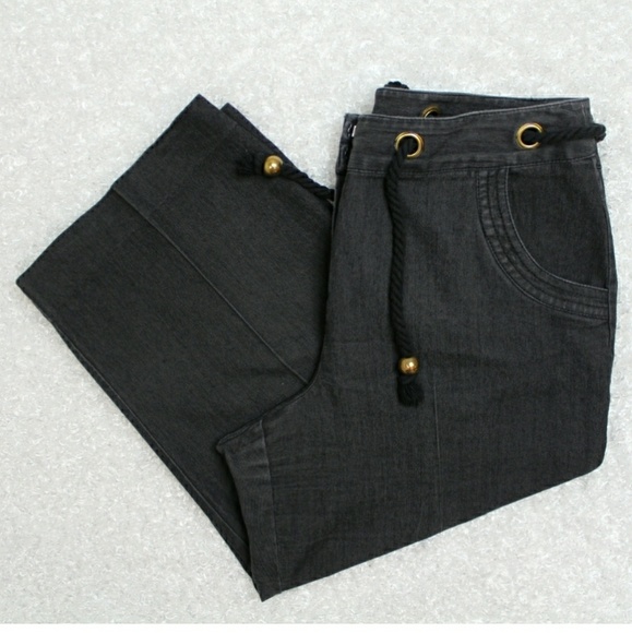 Larry Levine Pants - Larry Levine Stretch Black Capri's